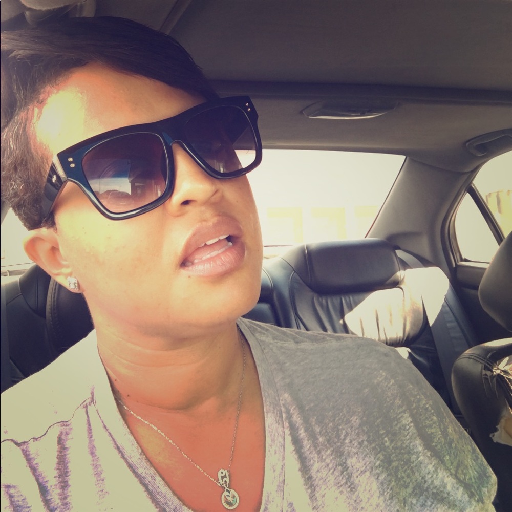 Meet your Posher, Nikia